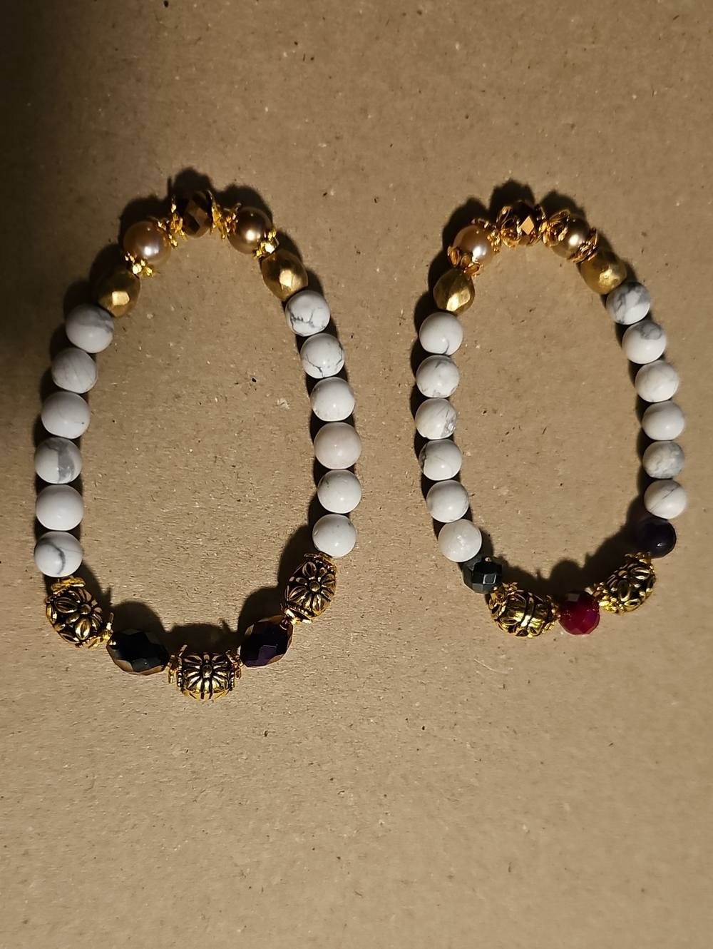 Elegant White Howlite Beaded Stretch Bracelet with Gold Accents